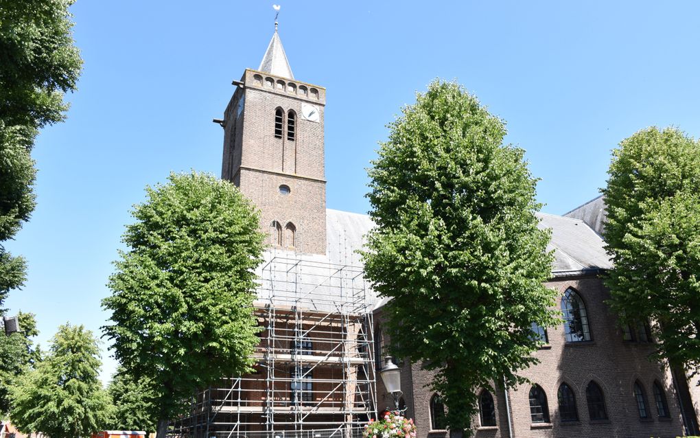 Restauratie toren Oude Kerk Huizen ligt voorlopig stil, kerk gereformeerde gemeente in Nederland Bre