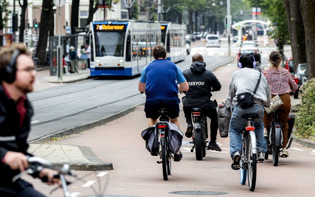Mensen fietsen op een fietstpad in een stad