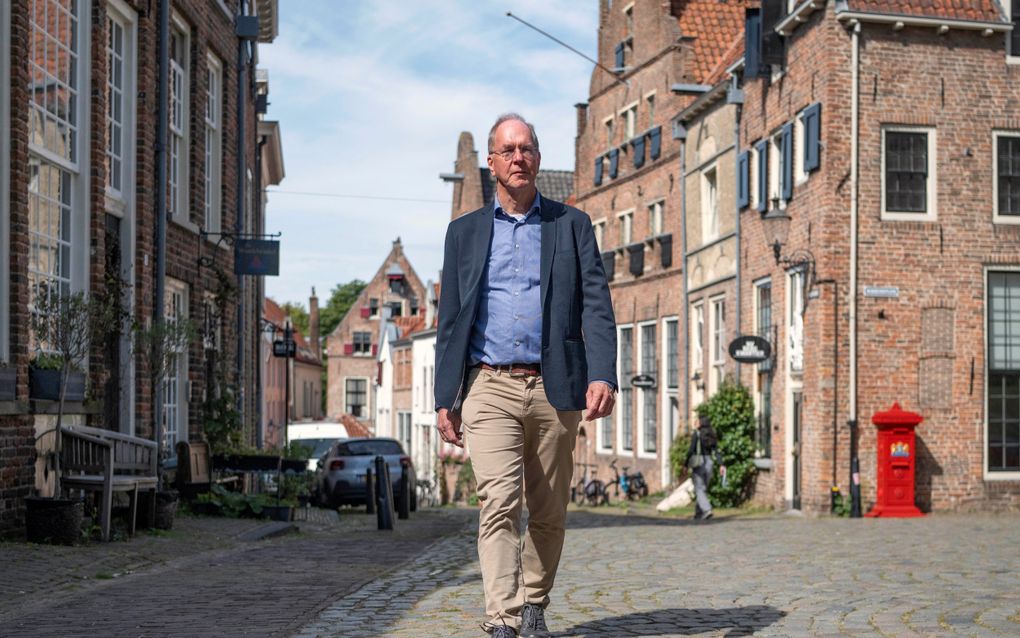 Man loopt langs historische panden.