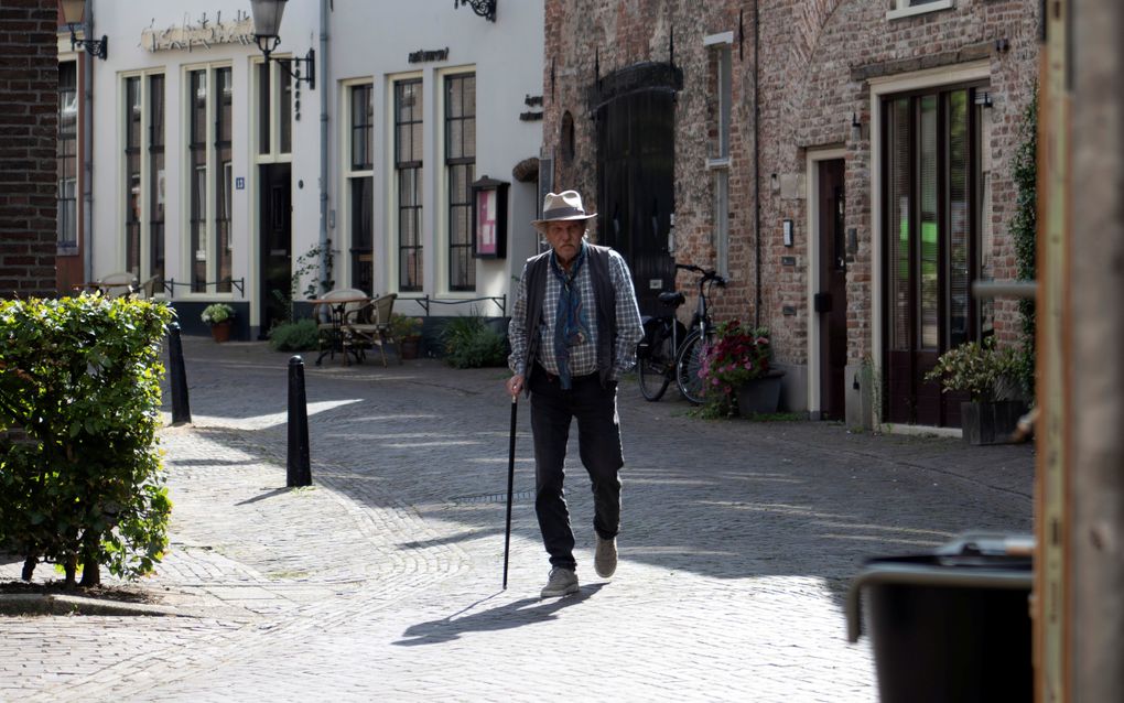 Oude man met hoed en stok.