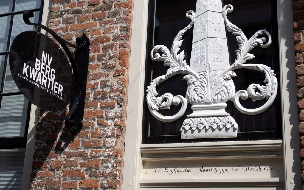 Embleem Stadsherstel boven een deur.