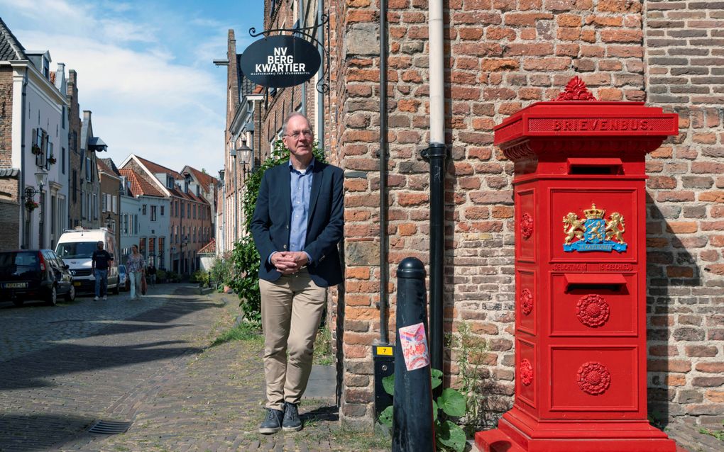 Rouwendal naast rode postbus.