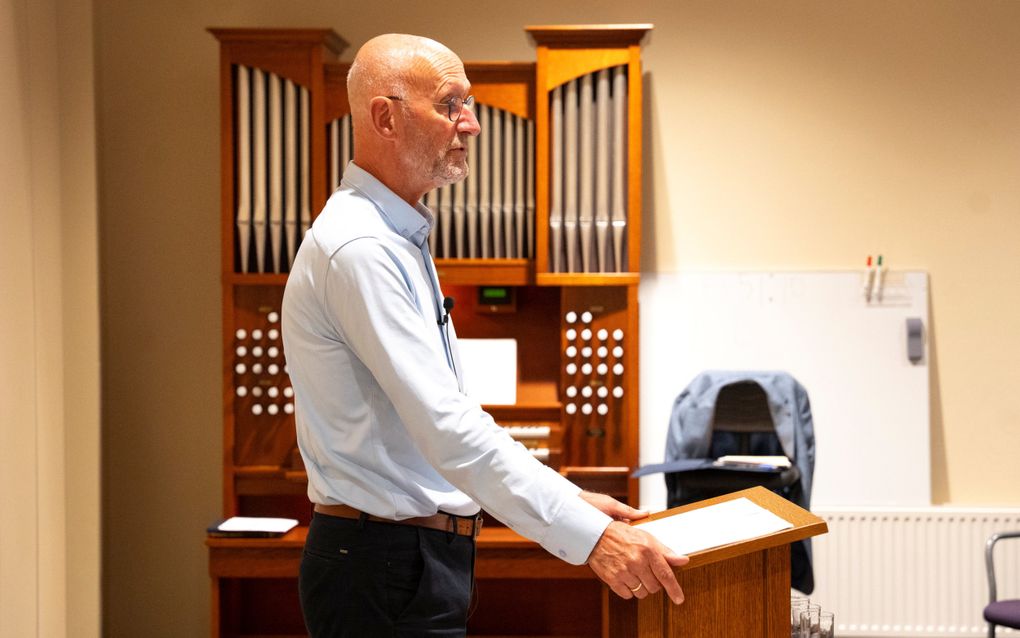 Trouwborst, een man met bril, baardje, en op de achtergrond een orgel.