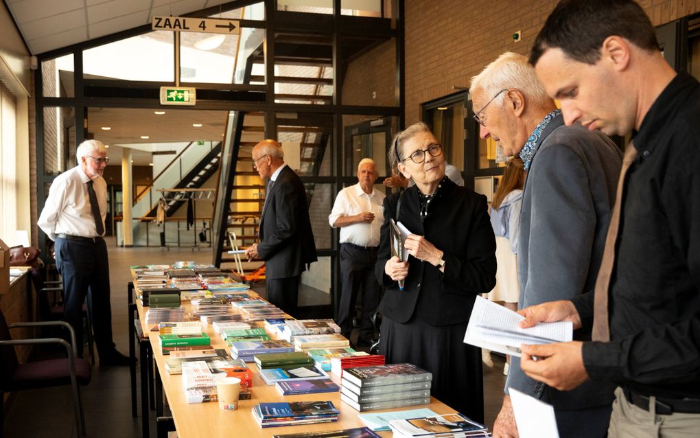 Mensen staan rond een boekentafel.