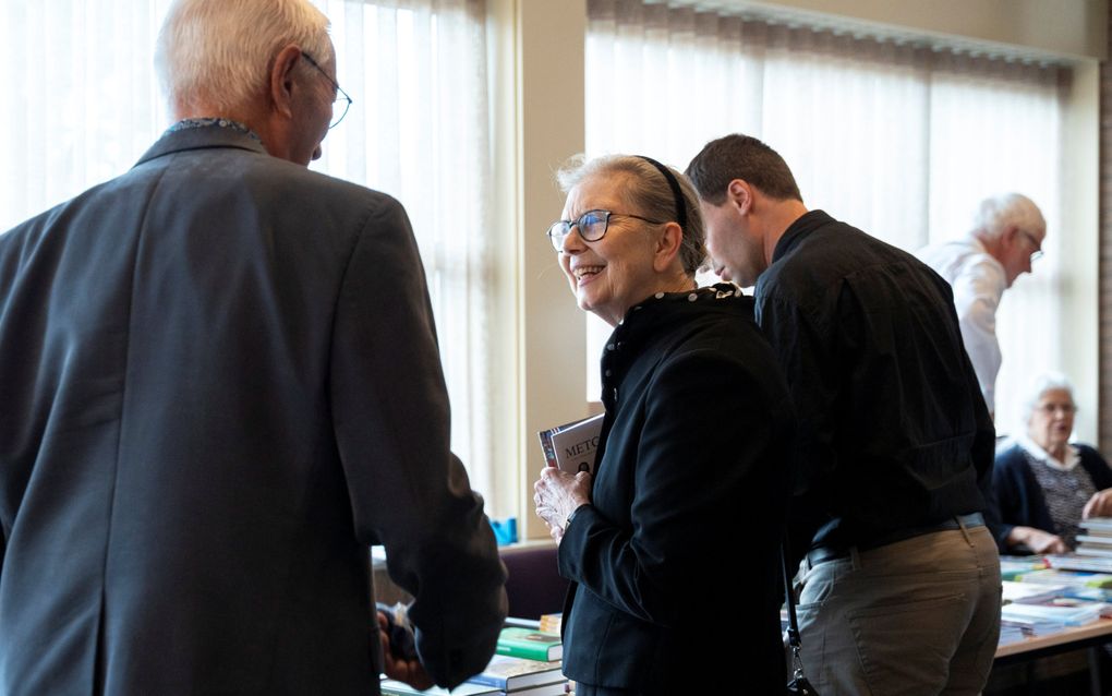 Mensen rond een boekentafel.
