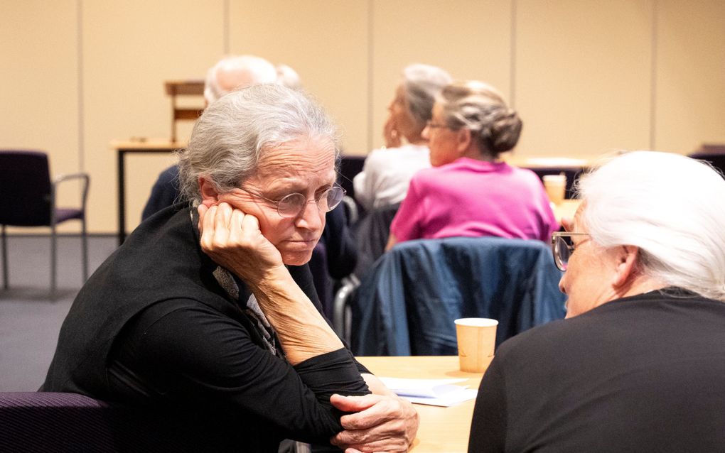 Vrouwen met elkaar in gesprek.