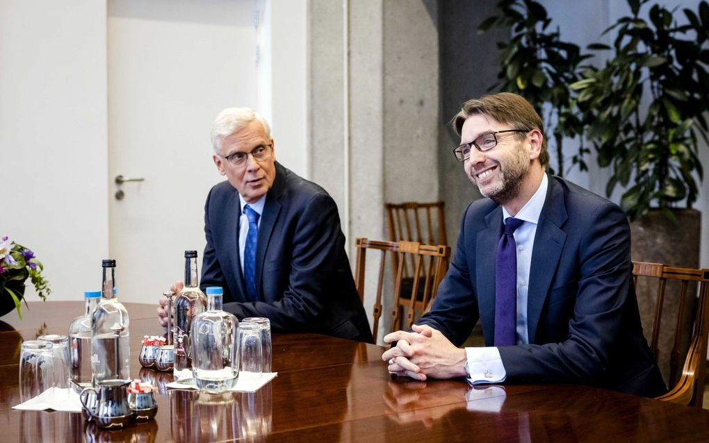 Steven van Weyenberg, demissionair minister van Financiën, en Marnix van Rij, demissionair staatssecretaris Fiscaliteit en Belastingdienst aan tafel. beeld ANP, Sem van der Wal