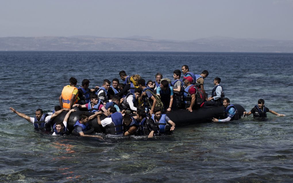 Syrische vluchtelingen in een rubberbootje op een zee. 