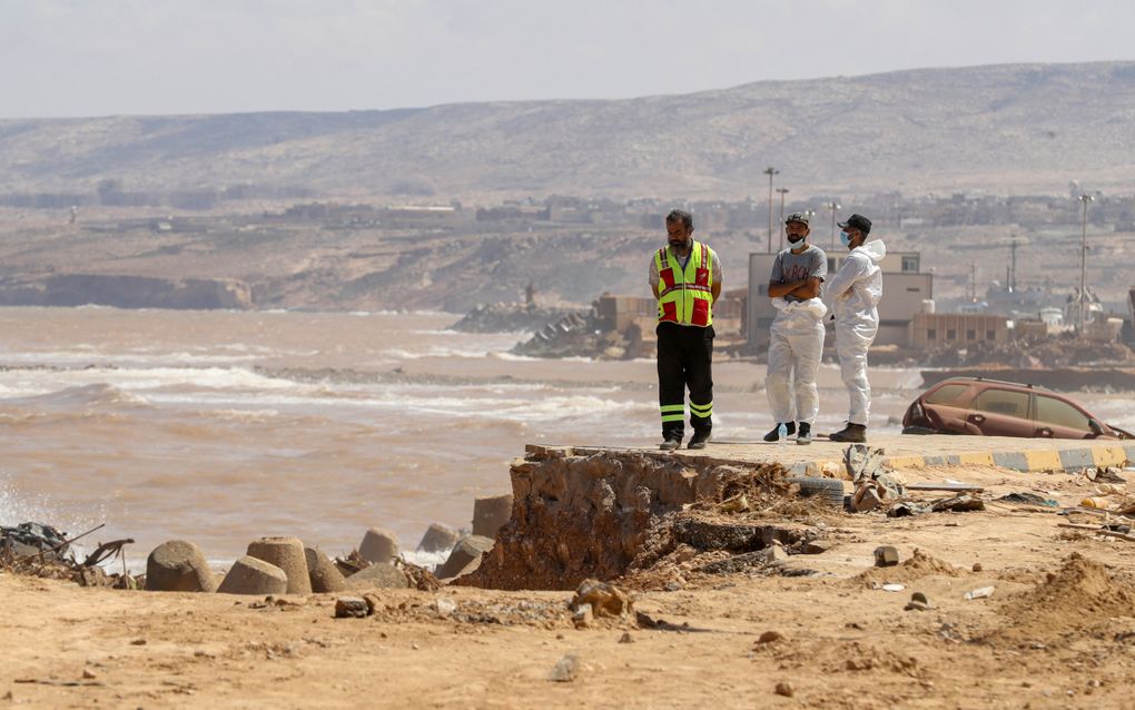 Hulpverleners in de Libische stad Derna na de overstromingen van 10 september 2019. beeld AFP, Mahmud Turkia