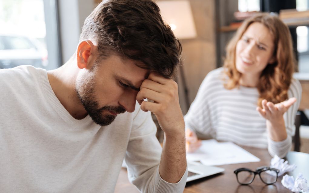 Een bezorgd stel bespreekt de financiën. Het gaat met ondernemers in de horeca en de (detail)handel een stuk slechter dan een half jaar geleden, blijkt uit de nieuwste Kleinbedrijf Index. beeld iStock