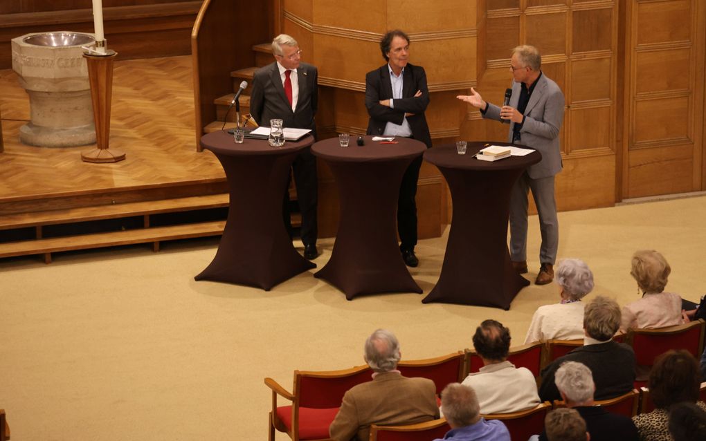 Mannen in gesprek.