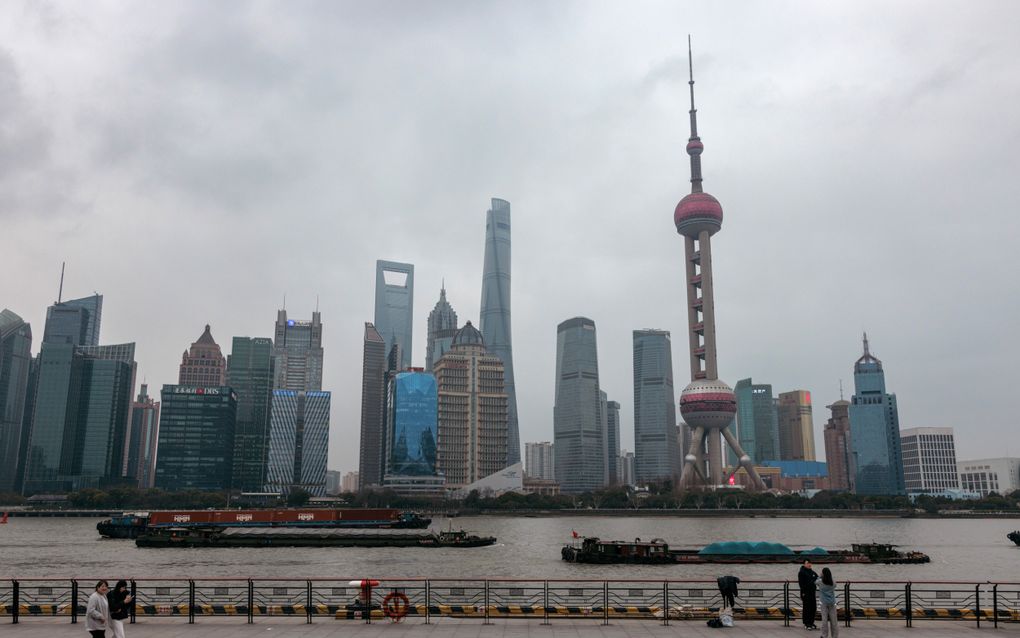 Vrachtschepen op de Huangpu Rivier, in Shanghai, China.  De export van China naar de EU is in 2023 fors gedaald. beeld EPA, Alex Plavevski 