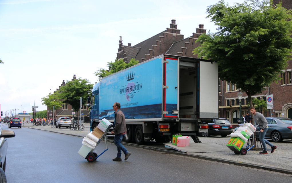 Damian parkeert zijn truck op de stoep naast het station in Maastricht. Hij lost de wagen samen met collega Fons Molen. beeld Sjaak van de Groep