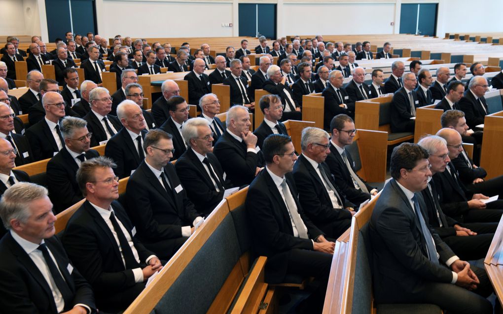 Veel mannen in zwart pak.