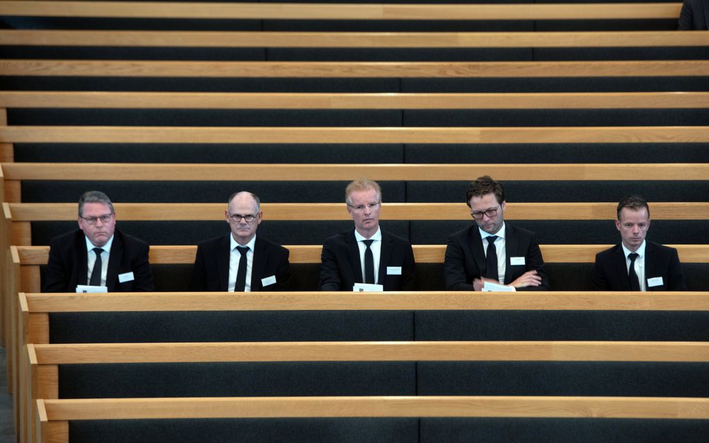 Vijf mannen en verder alleen lege banken.