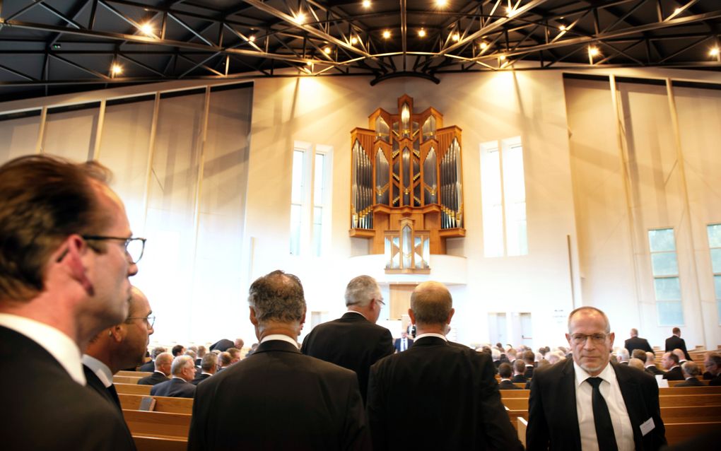 Mannen lopen kerk in.