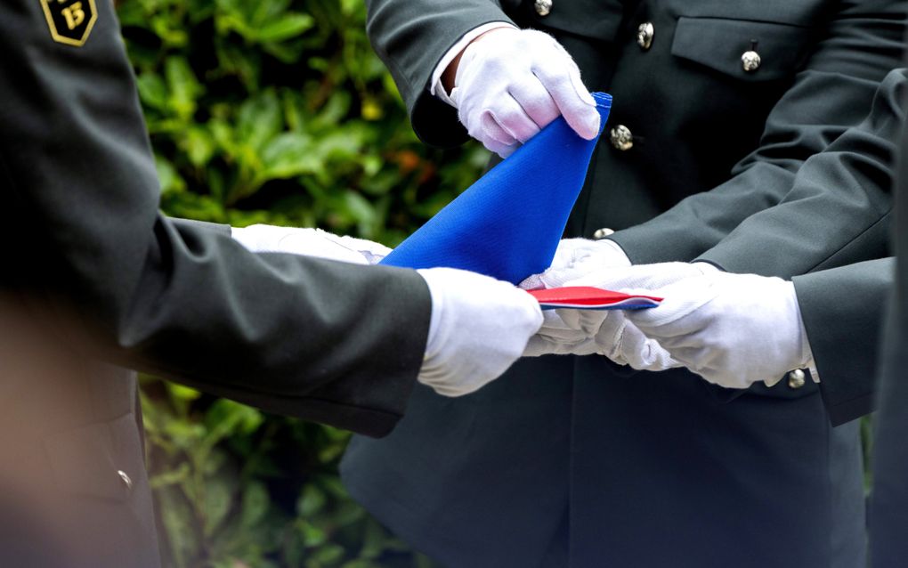 Vlag wordt opgevouwen.