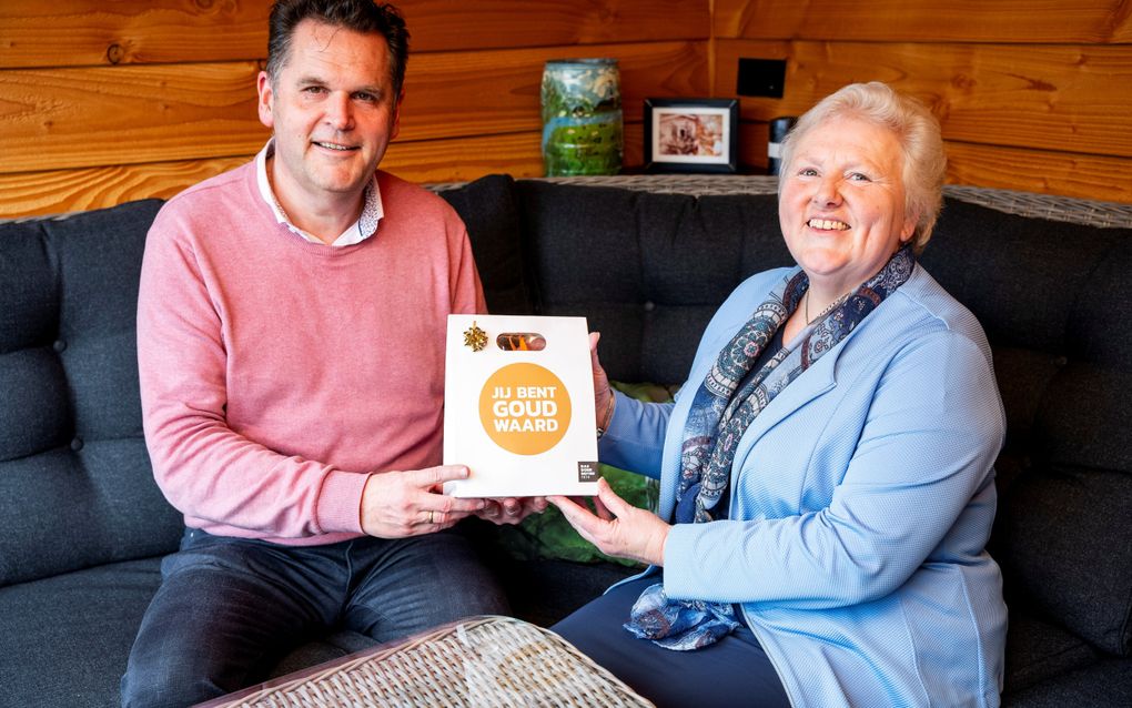 Ronald van de Velde geeft een notenpakket aan zijn vrouw Renate. „Ze deelt haar vriendelijkheid en behulpzaamheid met anderen. Dat waardeer ik enorm.’’ beeld Cees van der Wal