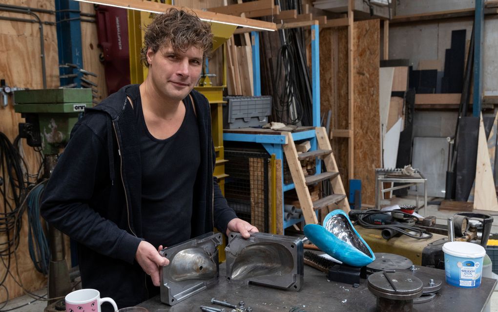 De kunstenaar, hij toont een mal voor een mossel.