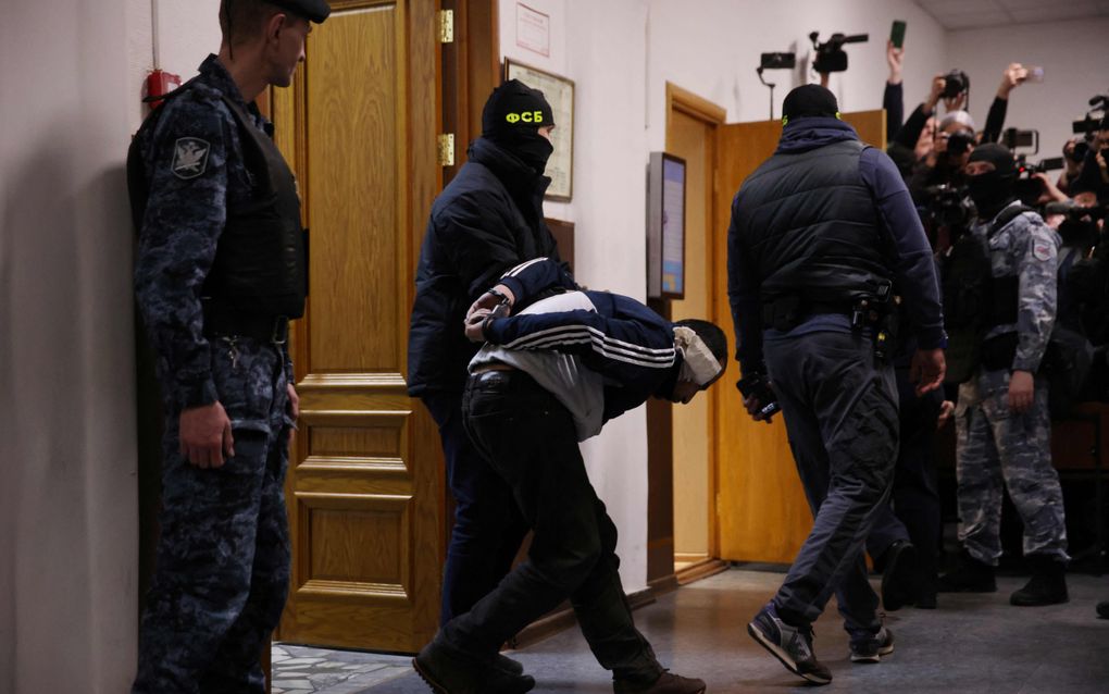 Een van de islamitische verdachten van de aanslag in Moskou werd dinsdag voorgeleid. Bij de aanslag kwamen zeker 137 Russische burgers om het leven. beeld AFP, Tatjana Makajeva