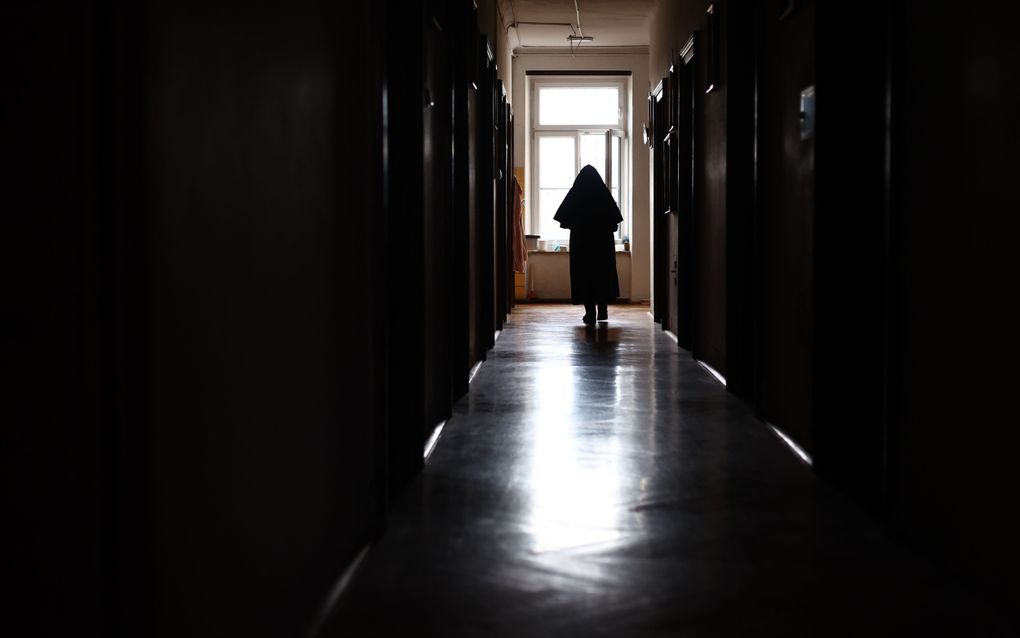 Silhouet van een oude non.