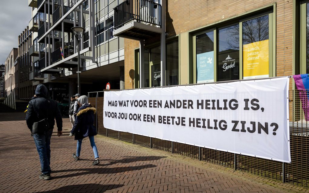 Een spandoek tegen de komst van Pegida-voorman Edwin Wagensveld hangt in het centrum van Arnhem. Wagensveld verbrandde eerder een Koran. beeld ANP, Sem van der Wal