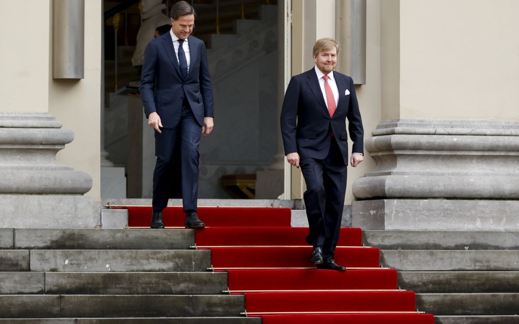 Mark Rutte en koning Willem-Alexander op het bordes van Paleis Noordeinde. beeld ANP, Robin van Lonkhuijsen