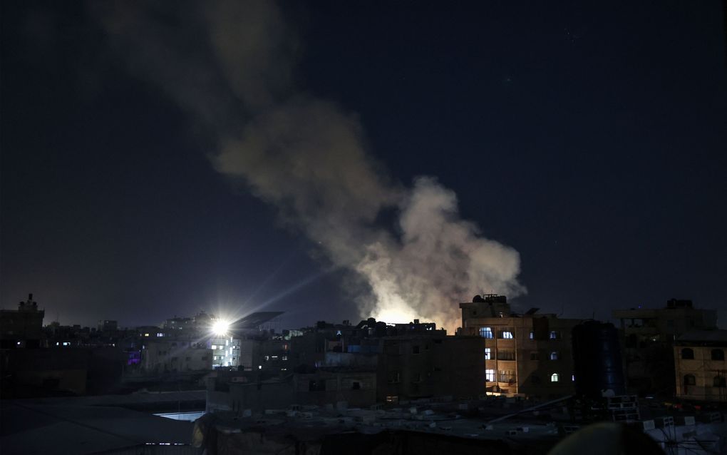 Rook stijgt dinsdag op van getroffen gebouwen in Rafah, in het zuiden van de Gazastrook. beeld AFP, Said Khatib