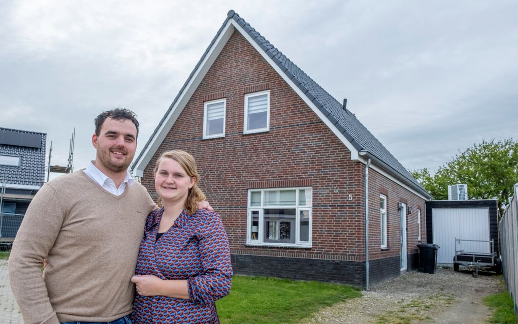 Aart en Alinda van de Breevaart bouwden hun eigen huis. Net voordat ze gingen trouwen en in hun woning intrek namen, was hun onderkomen af. beeld Dirk-Jan Gjeltema