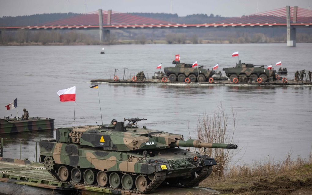 Leopardtank van de Poolse krijgsmacht begin maart tijdens de NAVO-oefening Steadfast Defender op pontons over de Vistularivier in Noord-Polen. De oefening van het bondgenootschap is de grootste sinds het einde van de Koude Oorlog. Zo’n 90.000 militairen uit verschillende NAVO-landen oefenen de verdedigingscapaciteiten van de NAVO in het licht van de oorlog in Oekraïne.  beeld AFP, Wojtek Radwanski