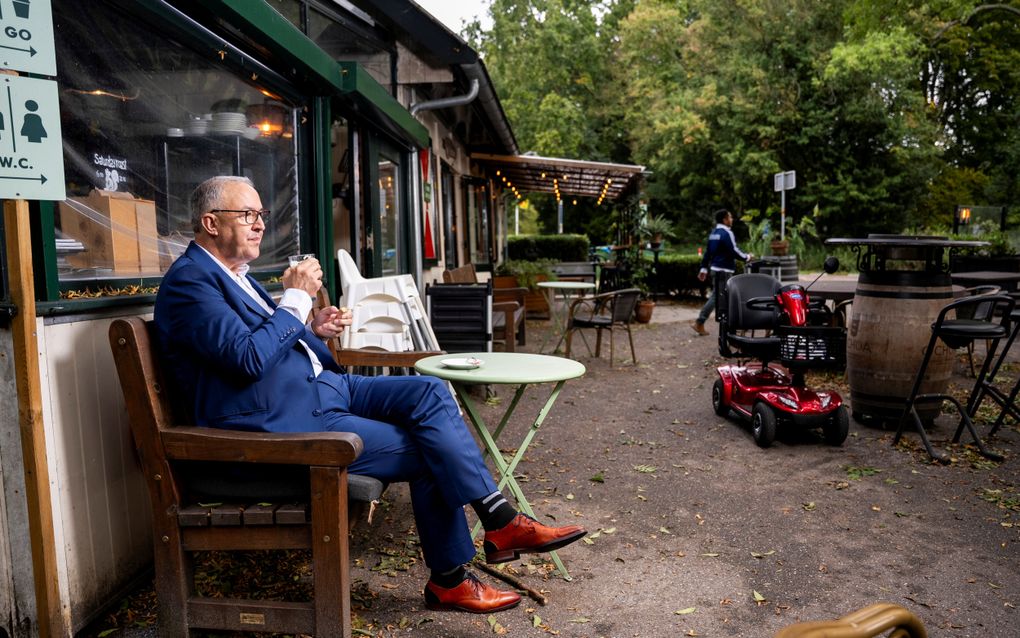 Man zit op het terras van een snackbar in het Kralingse Bos.