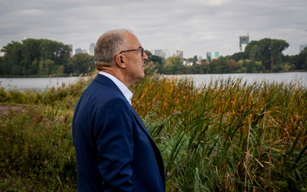 Man kijkt uit over de Maas.