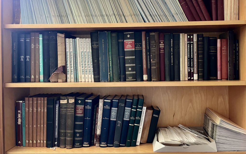 Boekenkast met stichtelijke lectuur.