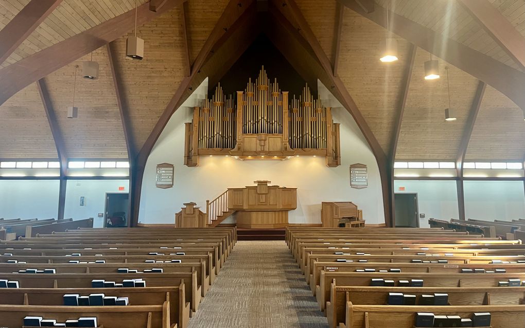 Interieur van een Canadees jarenzestig kerkgebouw met middenin een groot orgel.