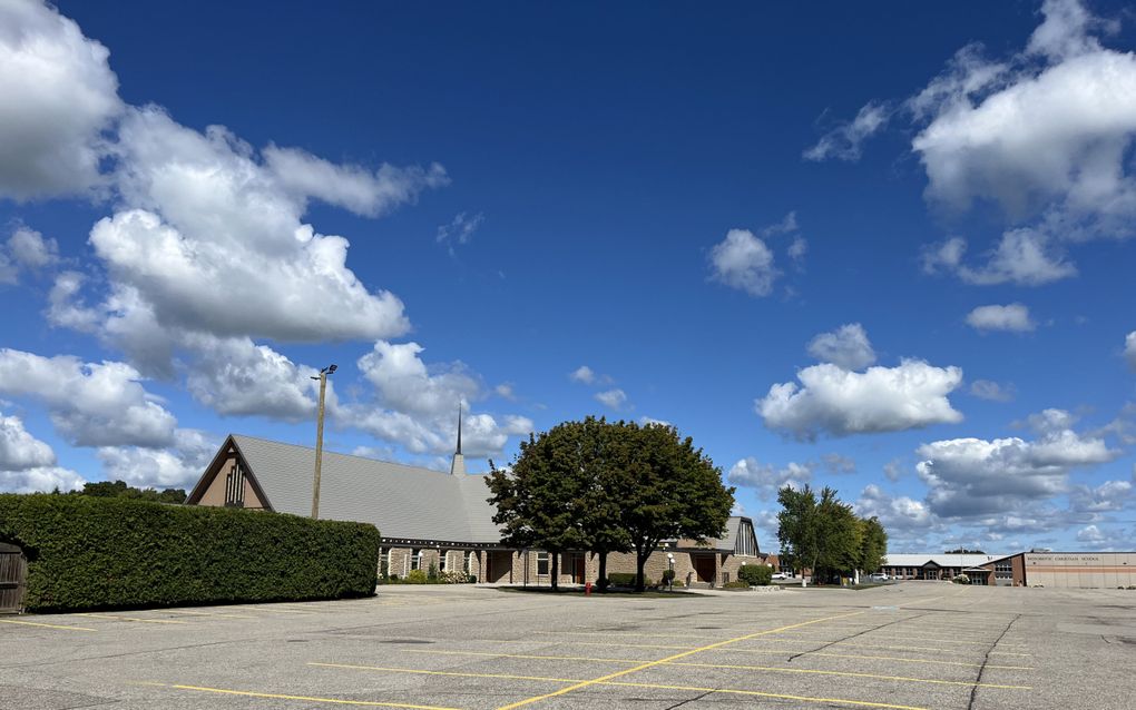 Groot Canadees jarenzestig kerkgebouw met een torentje.