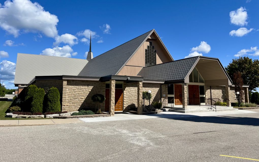 Groot Canadees jarenzestig kerkgebouw met een torentje.