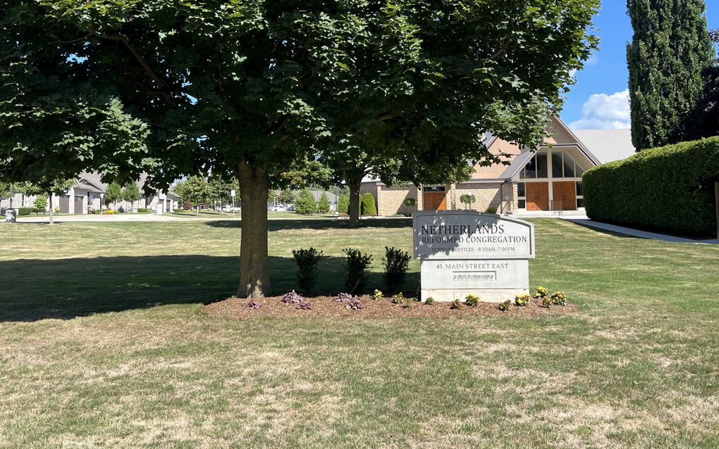 Groot Canadees jarenzestig kerkgebouw met een torentje, ervoor een stenen bord met de naam van de kerk.