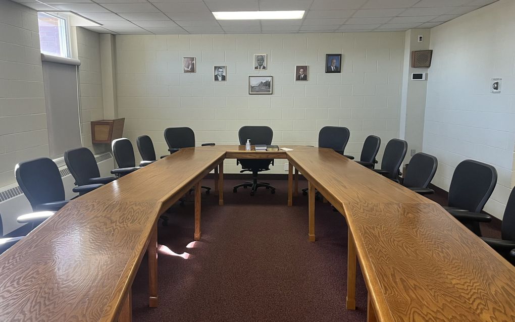 Tafel met zestien stoelen.