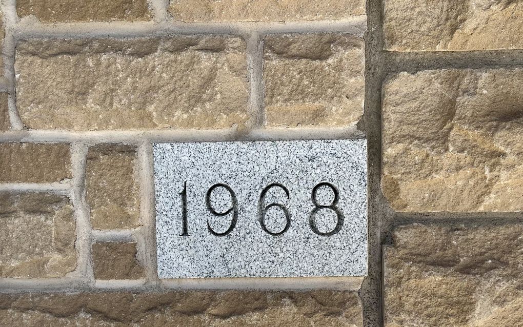Grote steen in een muur met 1968 erop.