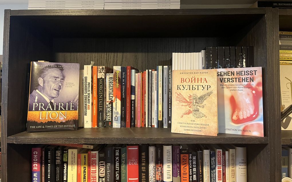 Boekenplank met boeken.