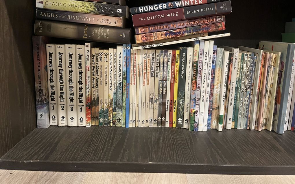 Boekenplank met kinderboeken.