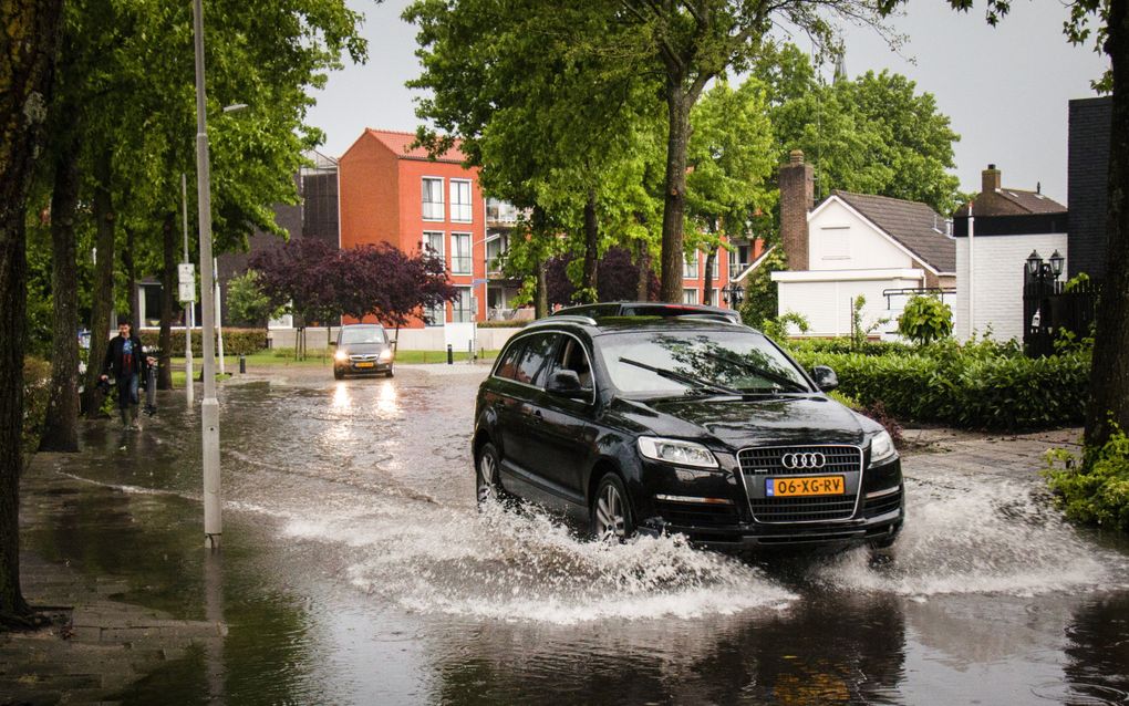 Bij heftige regenval kan een straat blank komen te staan. beeld ANP, GinoPress