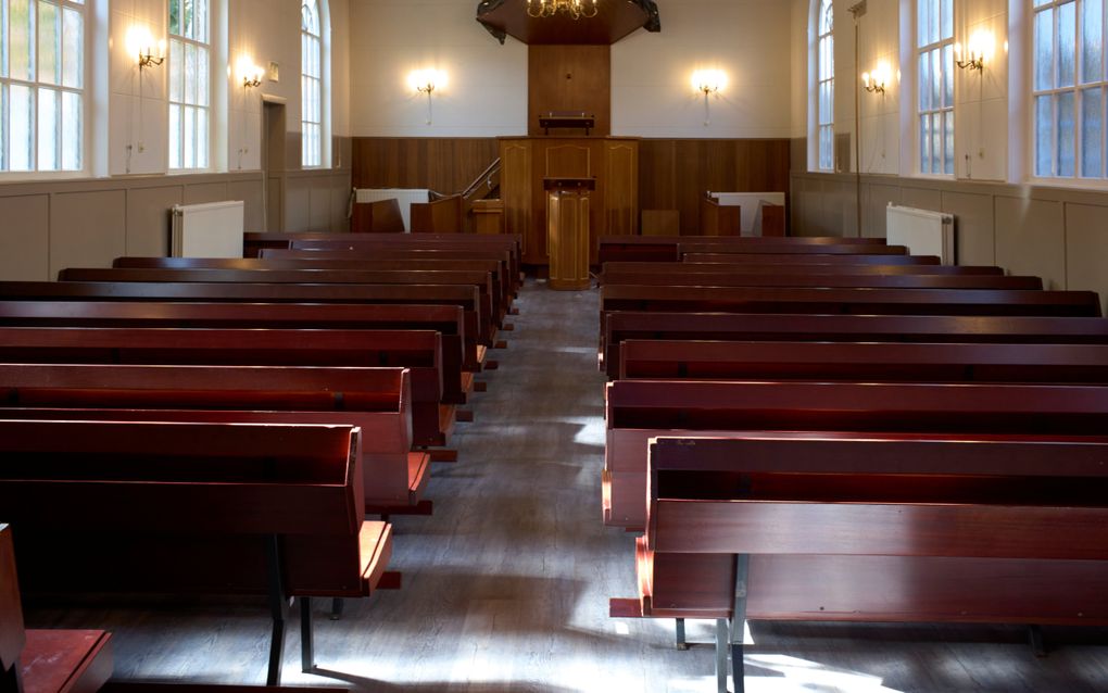 Interieur van de kerk, met tegen de wand de preekstoel.