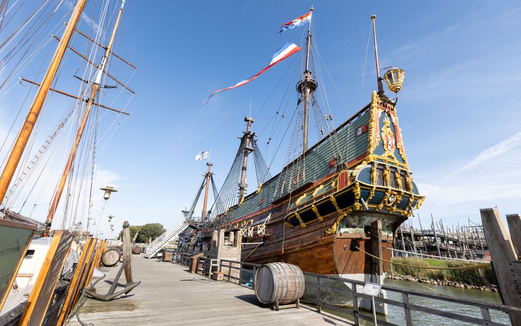 Overzichtsfoto waarop de replica van VOC-schip de Batavia te zien is. 