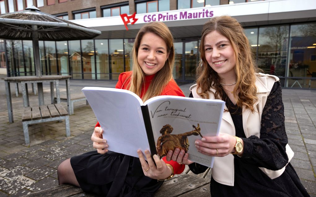 Machteld van der Wielen (l.) en Elze-Marije Grinwis (r.) schreven een profielwerkstuk over hoe de maatschappij op gevangenen reageert na het uitzitten van hun straf. beeld Dirk Hol