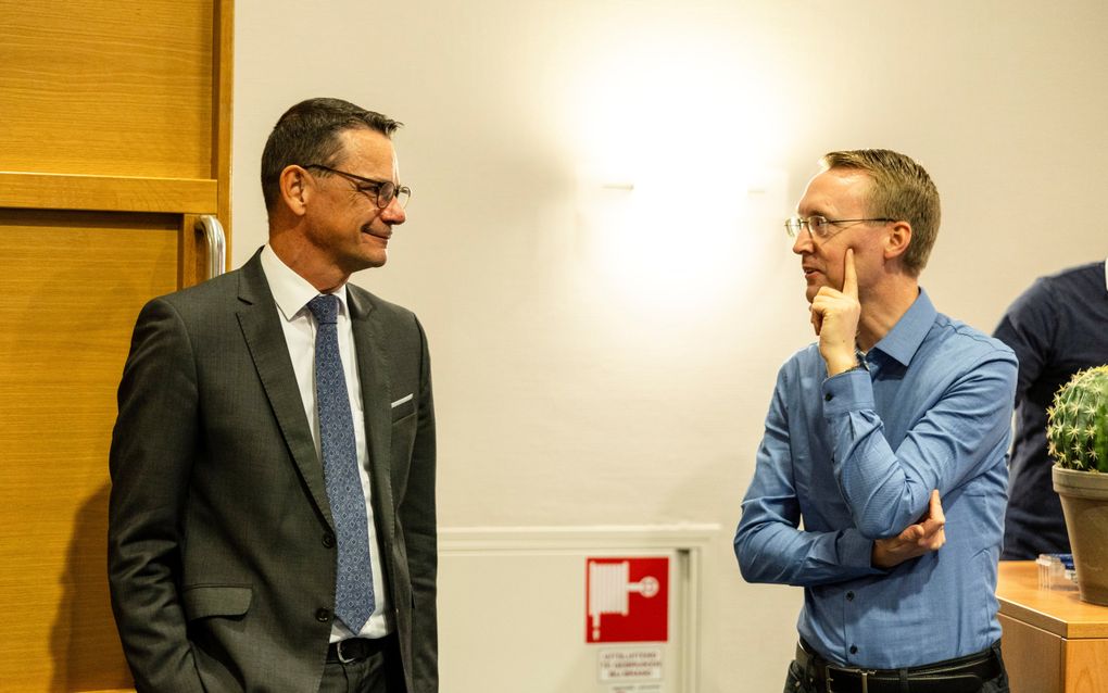 Twee mannen, met elkaar in gesprek.