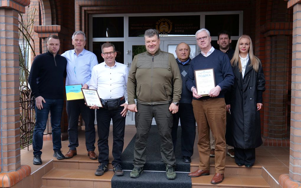 V.l.n.r. plaatsvervangend gouverneur Viktor Gradivskyi, J. Seip (lid deputaatschap en voorzitter SOEGG), L. Joosse (lid deputaatschap), gouverneur Vitaly Bunechko, ds. Arkadiy Margulis, J.J. de Jong (algemeen secretaris deputaatschap en bestuurslid SOEGG), Arno Kortleven, werkzaam voor het noodfonds, en de secretaresse van de gouverneur. beeld Boris Teleshmann