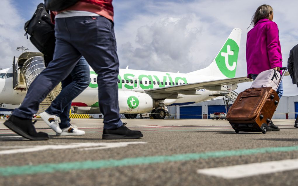 Vakantiegangers arriveren op Rotterdam Airport.  beeld ANP, Jeffrey Groeneweg