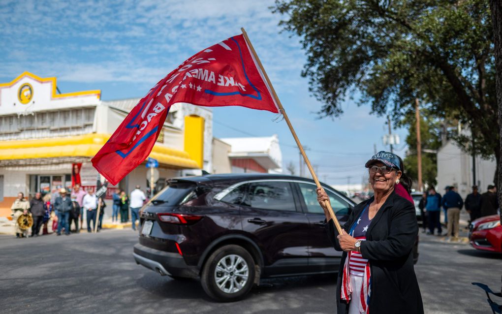 Aanhangers van Donald Trump betuigen hun steun aan de oud-president in Eagle Pass, Texas. beeld AFP, Sergio Flores