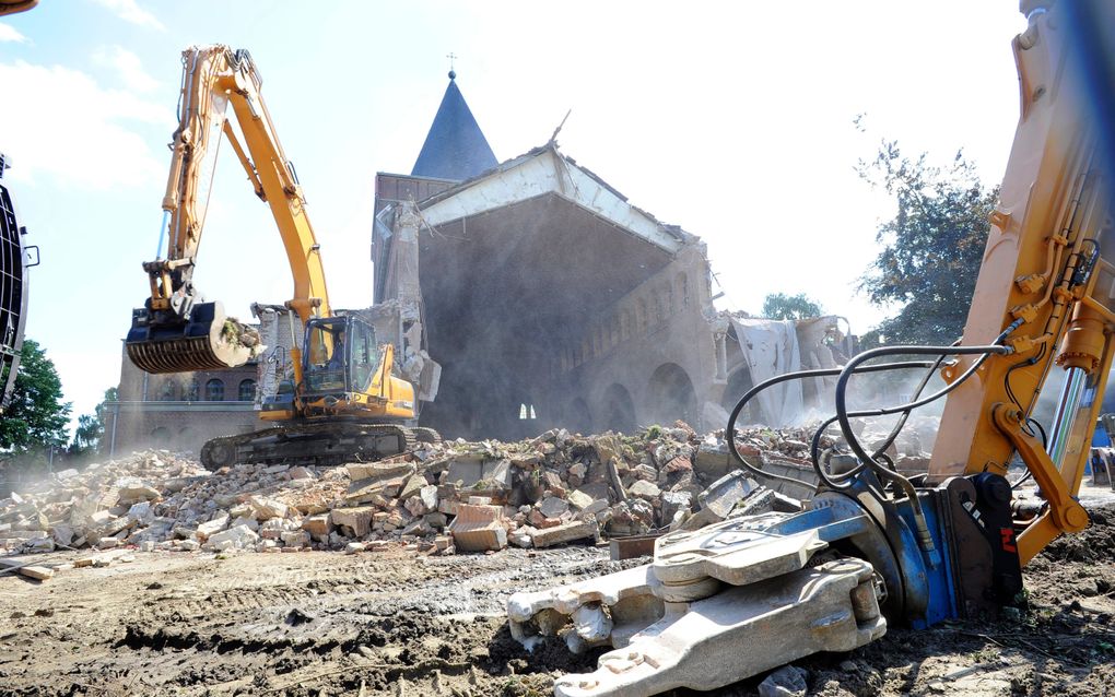 De sloop van de rooms-katholieke Heilig Hartkerk in Etten-Leur, in 2012. Ontkerkelijking leidt tot het afbreken van kerkgebouwen of tot verandering van functie. beeld Erald van der Aa